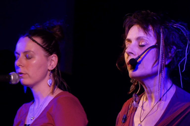 Nees de la premiere pluie Odile et Brigitte micro