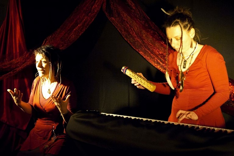 Nees de la premiere pluie Odile et Brigitte Hors lit